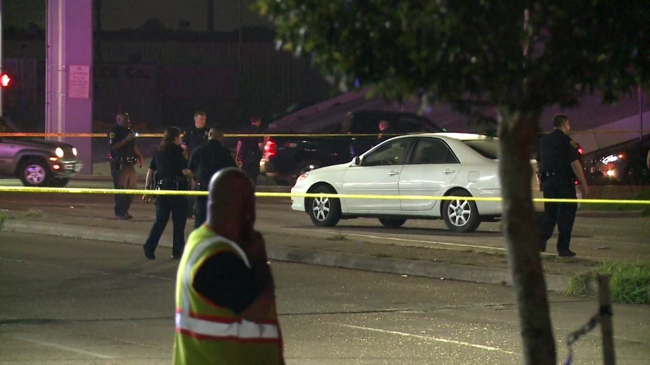 2 dead after shooting outside McDonald's in southwest Houston
